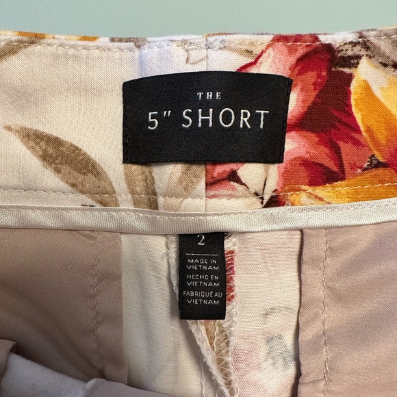 While House Black Market Floral 5” Short ~ Size 2 - Picture 3 of 8